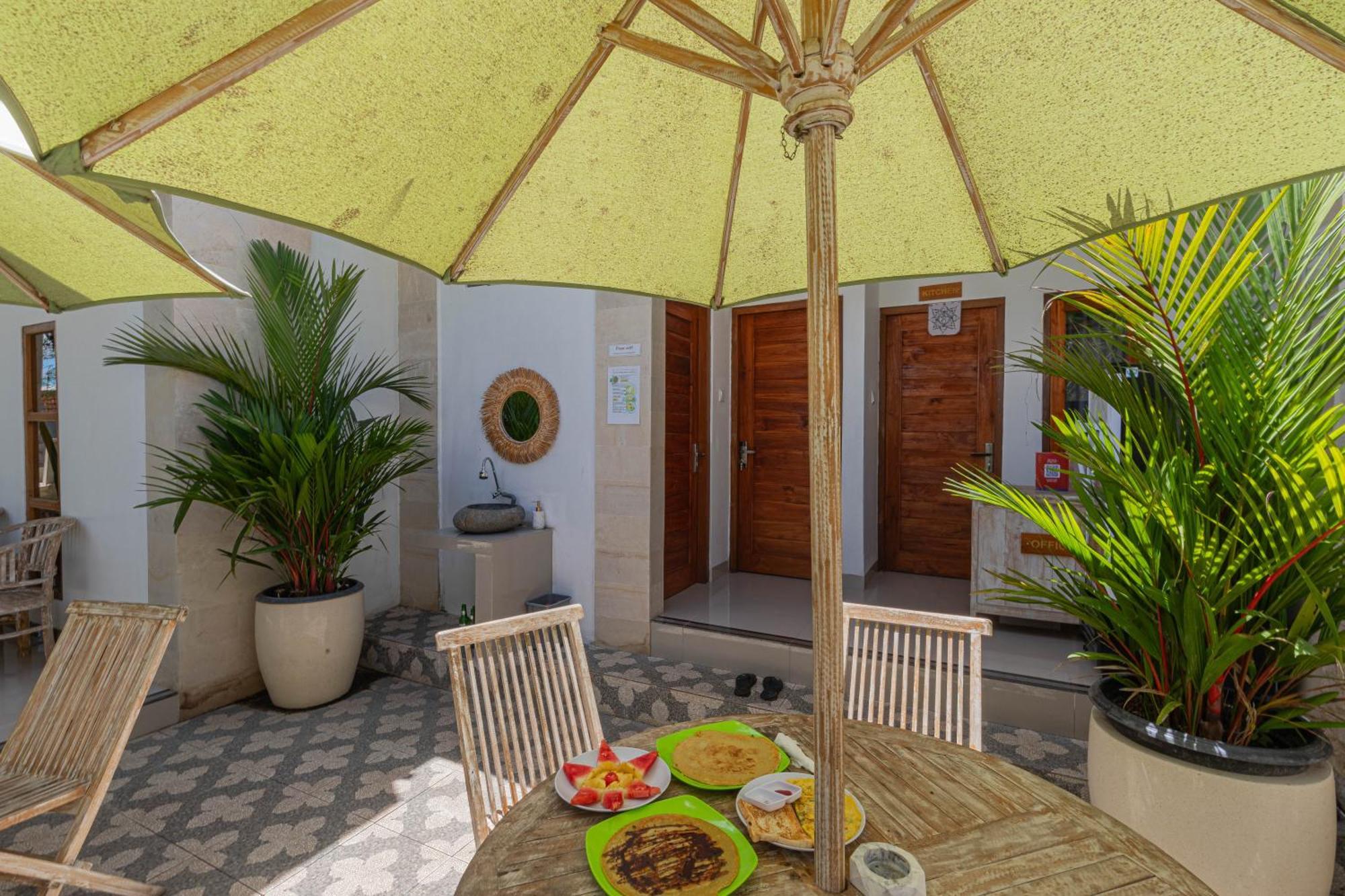 Seven Angels Villa And Hostel Toyapakeh Exterior photo